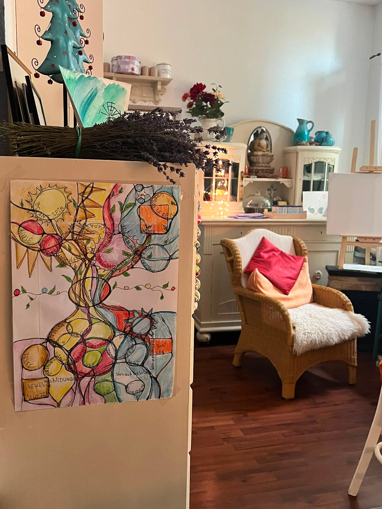 Das Atelier von Croé Art im alten Rittergut in Ramsdorf — Sitzecke mit Rattansessel, Buddha und neurographischen Werken