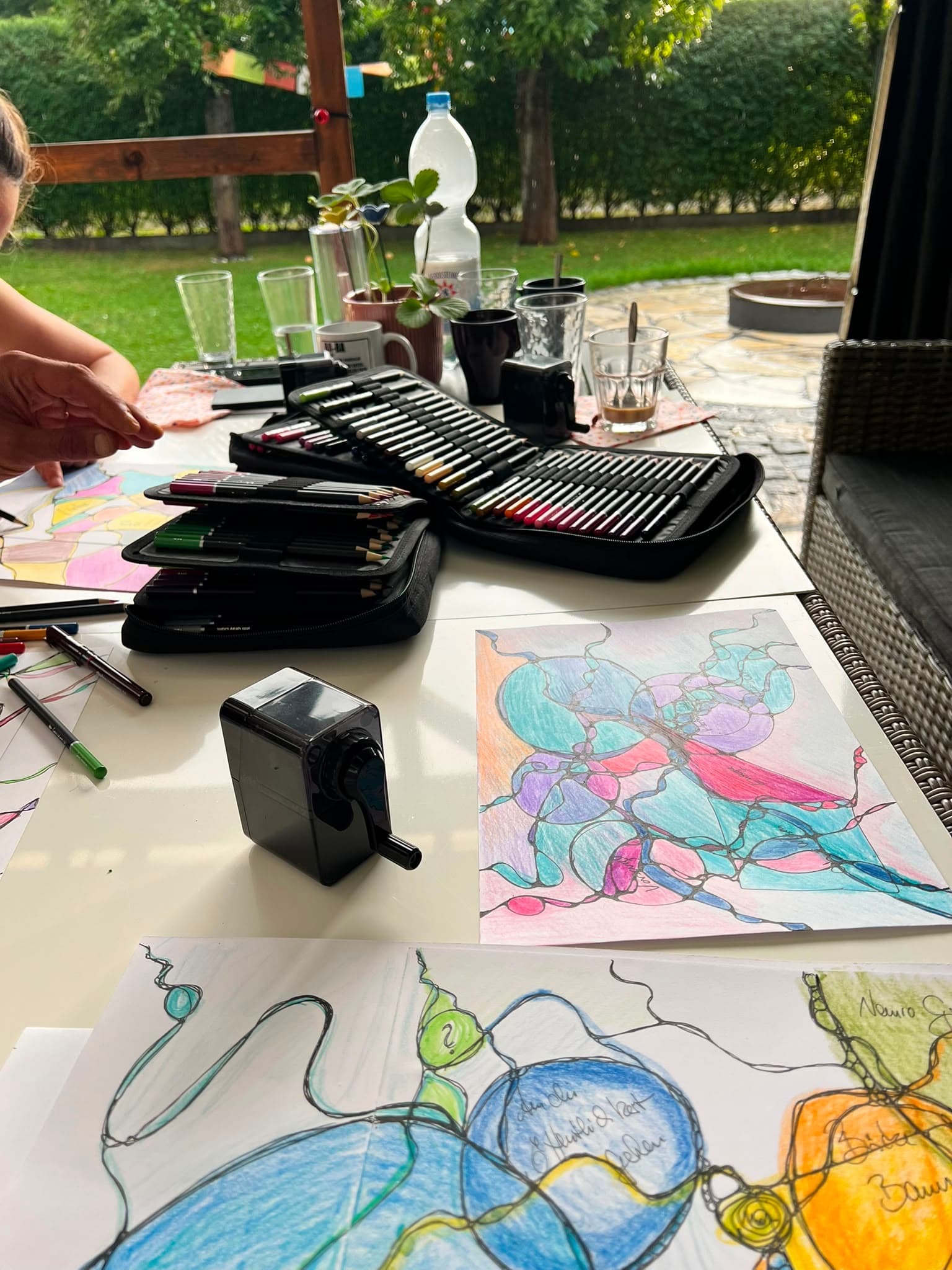 Neurographik-Workshop in der Gruppe bei Leipzig — Tisch voller Stifte, Aquarell und entstehender Zeichnungen für Wachstum und Austausch