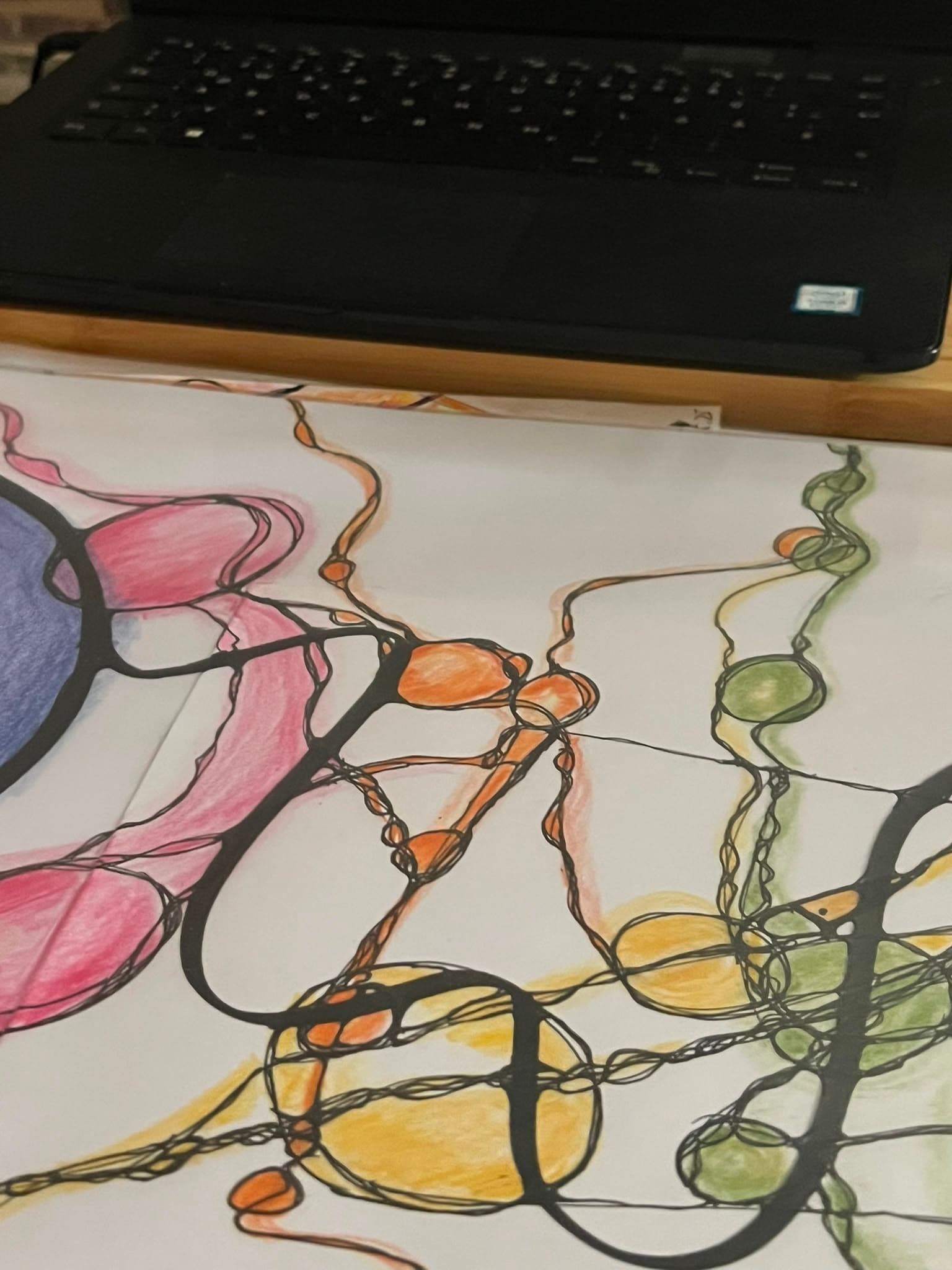 Neurographik online per PC — eine neurographische Zeichnung neben dem Laptop, du zeichnest bequem von zu Hause